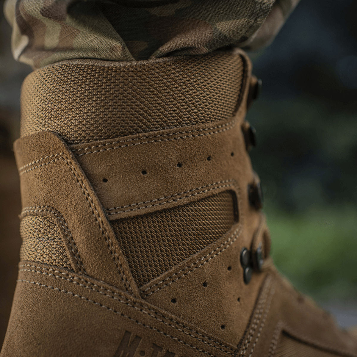 Nærbillede af M-Tac Taktiske Sommerstøvler i brun læder og Cordura® mesh til udendørsbrug.