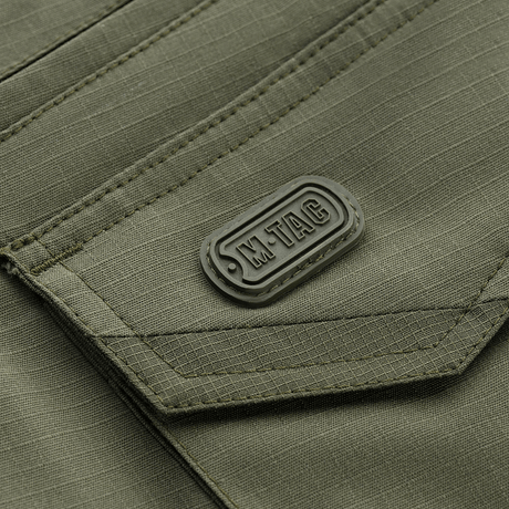 Detalje af M-Tac Shorts Aggressor Gen.II Flex med taktisk design i rip-stop materiale, grå farve.