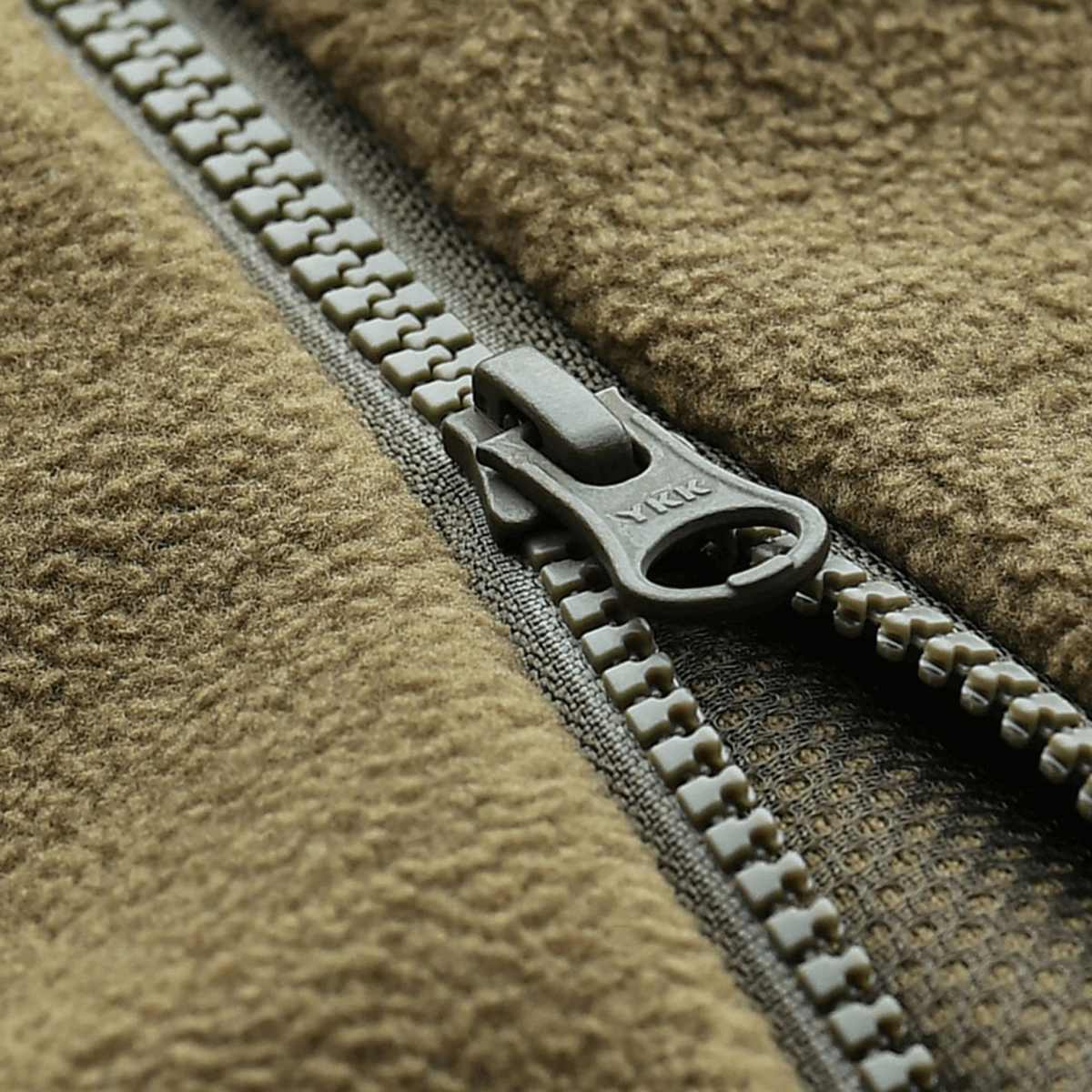 Nærbillede af lynlås på M-Tac Lite Microfleece Hættetrøje, der fremhæver den elastiske mikrofleece og mesh-struktur.