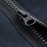 Nærbillede af YKK lynlås på M-Tac Jakke Patrol Flex, et vigtigt designelement for funktionel og praktisk brug.