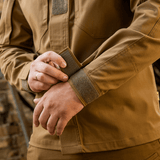 M-Tac Jakke Patrol Flex i brug med Velcro-manchetjustering, ideel til taktisk anvendelse.