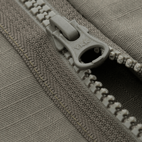 Nærbillede af lynlåsen på M-Tac Patrol Flex Jakke med velcro-detaljer for komfort og funktionalitet.