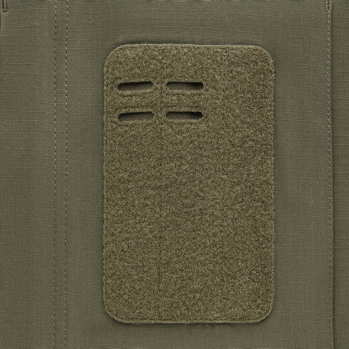 Velcro-panel på M-Tac Jakke Patrol Flex for navneskilt eller patches, tæt på billede. Materiale: Velcro og YKK fittings.