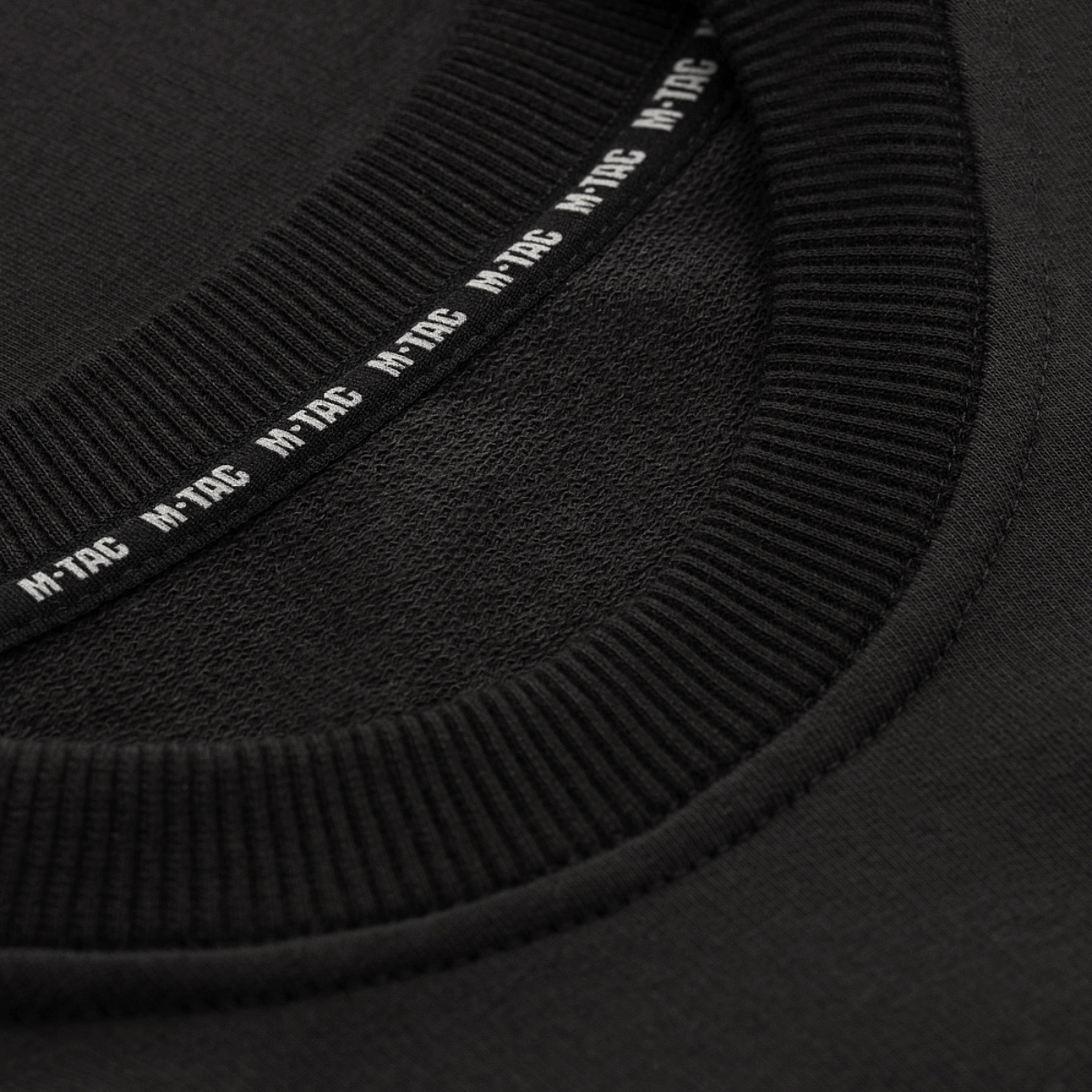 Nærbillede af M-Tac Pullover 4 Seasons med rund hals, fremstillet i 95% bomuld og 5% elastan til alsidig brug hele året.