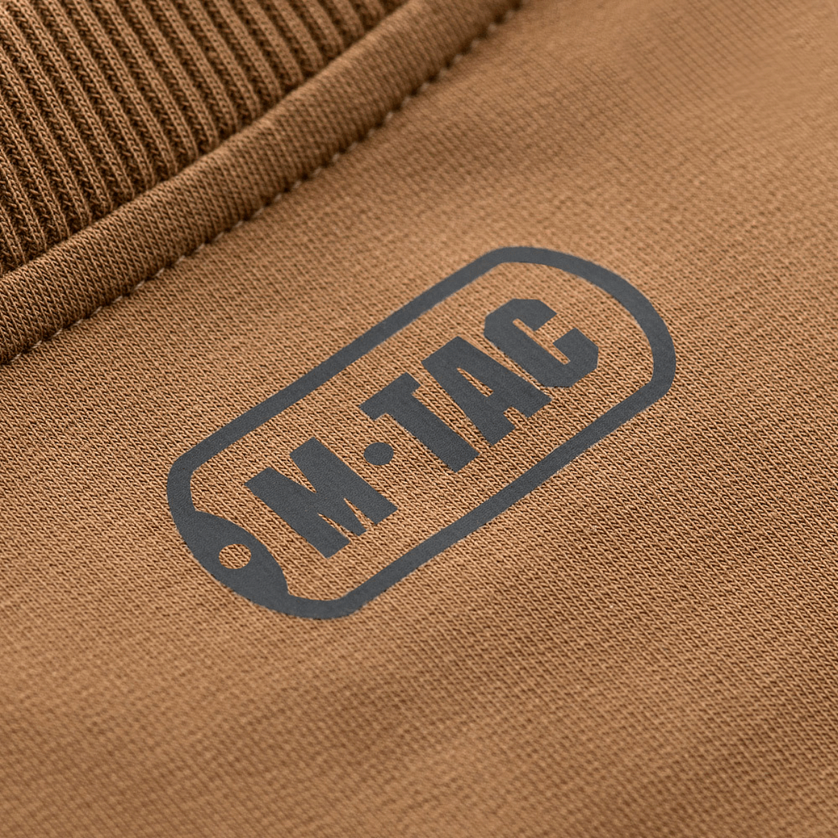 M-Tac Pullover 4 Seasons i brun med rund hals, minimalistisk design perfekt til hverdag og taktisk brug hele året rundt, nærbillede af logoet.