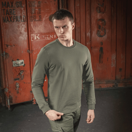 M-Tac Pullover 4 Seasons med rund hals, mand iført minimalistisk design i grønt, perfekt til året rundt brug, lager baggrund.