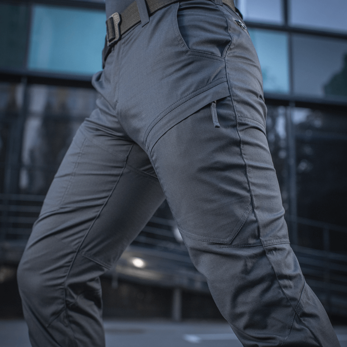 M-Tac Tactical Bukser Patrol Gen II Flex bukser i aktion foran moderne bygning.