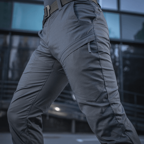 M-Tac Tactical Bukser Patrol Gen II Flex bukser i aktion foran moderne bygning.