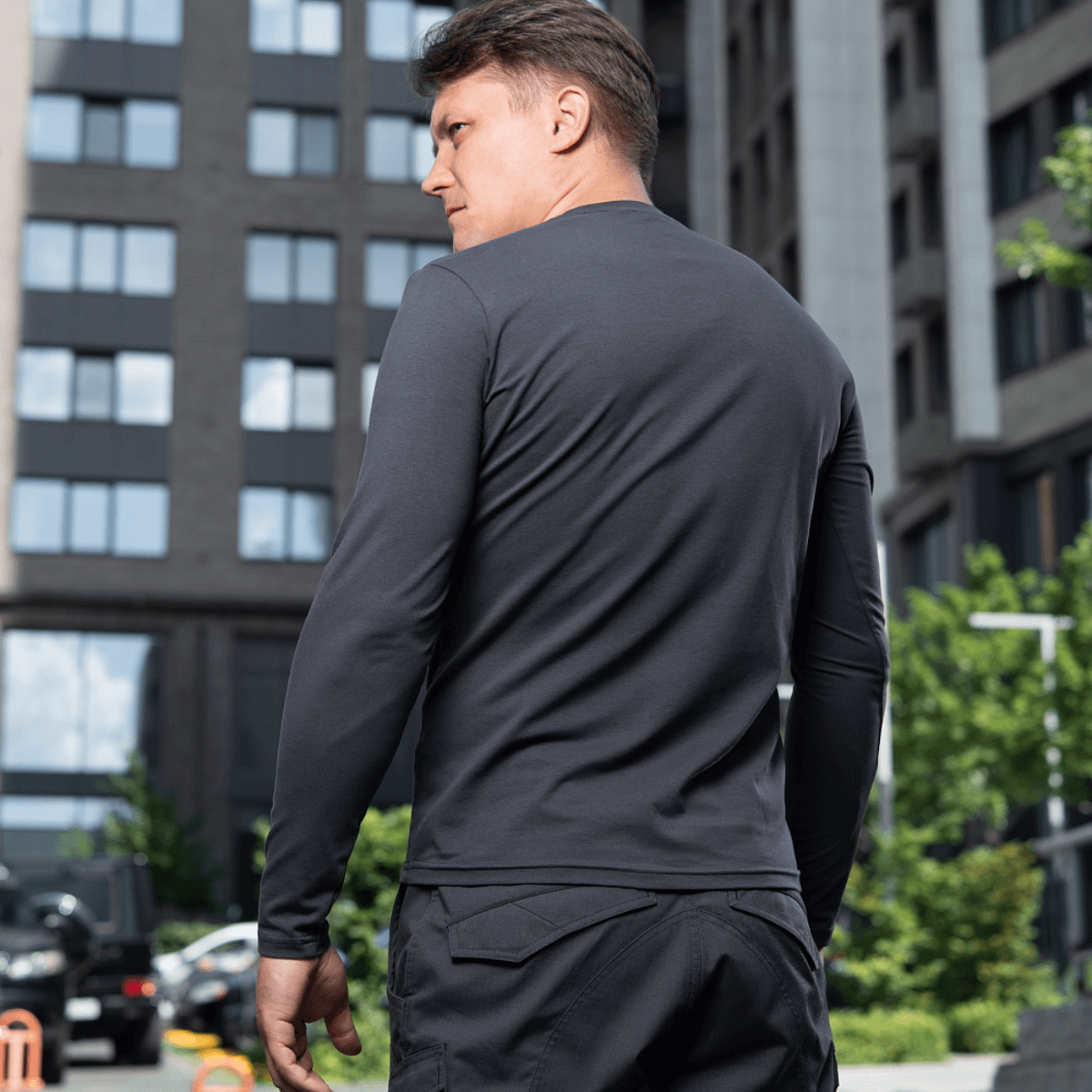 M-Tac Long-sleeve T-shirt 93/7 på person udendørs i byområde, set bagfra. Ideel til daglig brug og udendørs aktiviteter.