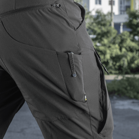 M-Tac Shorts Rubicon Flex i mørk oliven med cargo-lommer og YKK lynlåse, designet til maksimal bevægelsesfrihed om sommeren.