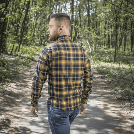 M-Tac Redneck Skjorte i Navy Blue/Yellow, taktisk plaid-skjorte til arbejde og fritid, set bagfra i skovmiljø