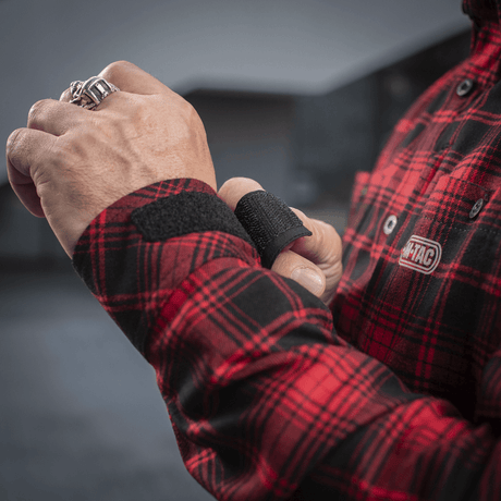 M-Tac Redneck Skjorte i rød plaid mønster med justerbare ærmer, vist på en person med velcro lukning i fokus.