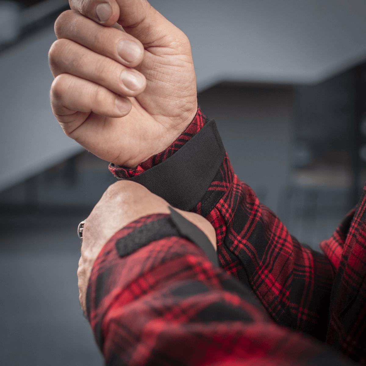 Velcro-justerbare ærmer på M-Tac Redneck Skjorte i navy blue/yellow med plaid mønster, perfekt til arbejde og fritid.