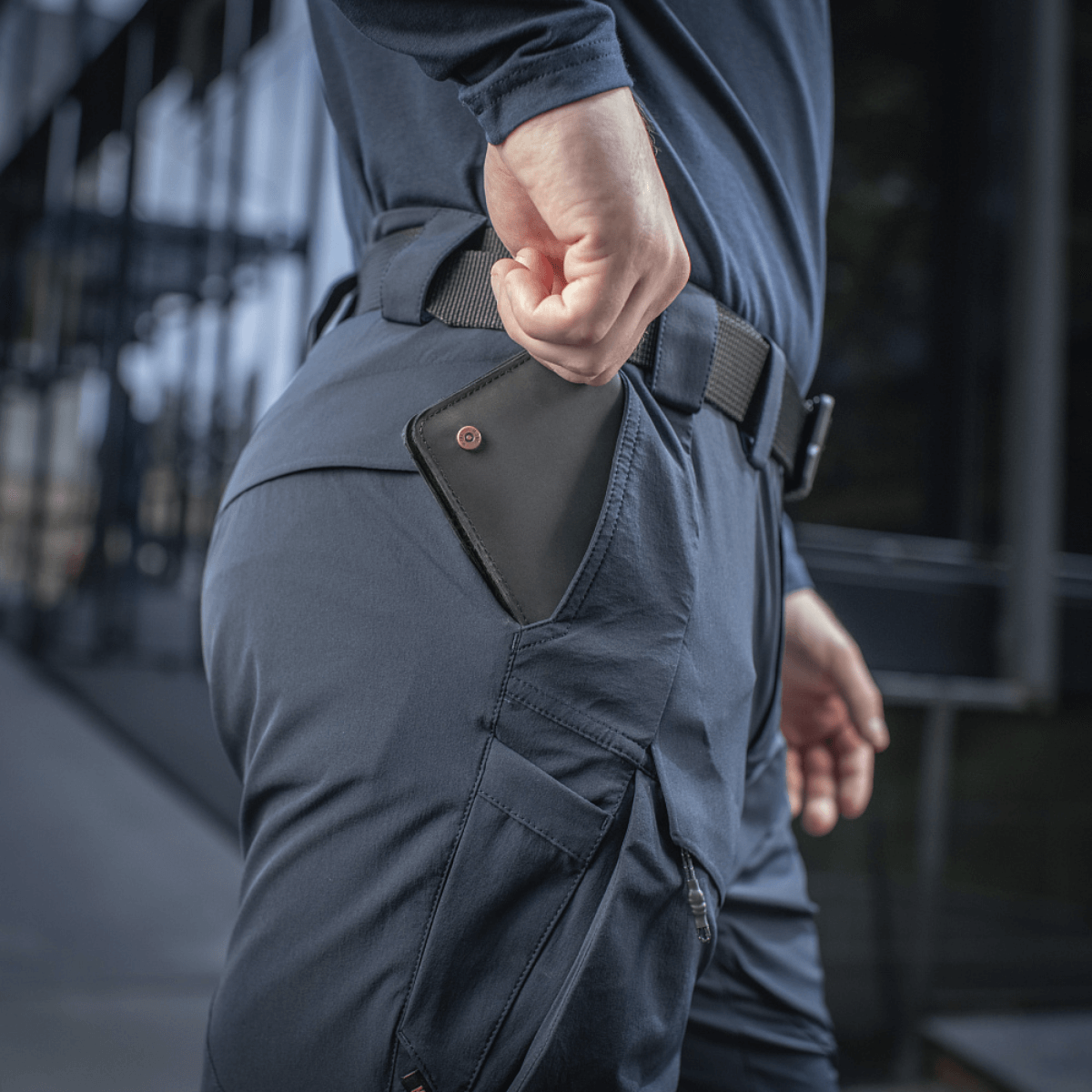 M-Tac Bukser Rubicon Flex med innovativ cargo-lomme design, vist tæt på inderlår for praktisk adgang, perfekt til træning og arbejde.