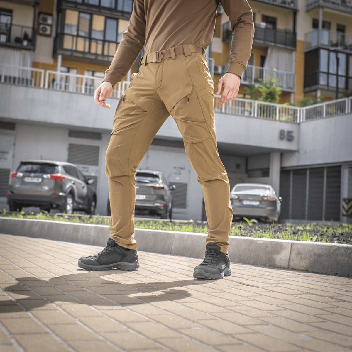 M-Tac Bukser Rubicon Flex i dæmpet bymiljø, viser komfort og stilfuldt design