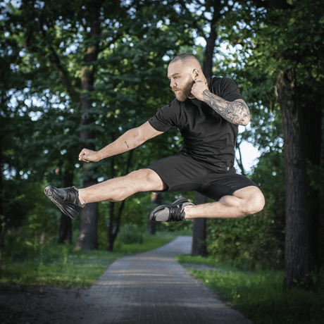 Mand udfører spring iført M-Tac Shorts Casual Fit Cotton i skovmiljø for aktiv brug