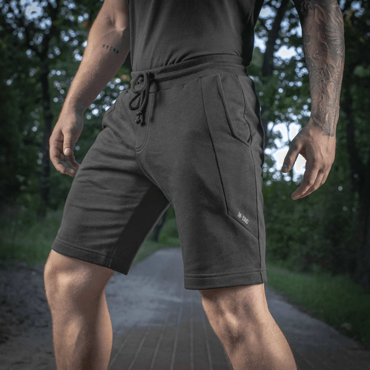 M-Tac Shorts Casual Fit Cotton i sort med sidelommer og elastik i taljen, perfekt til sommeraktiviteter i naturen.