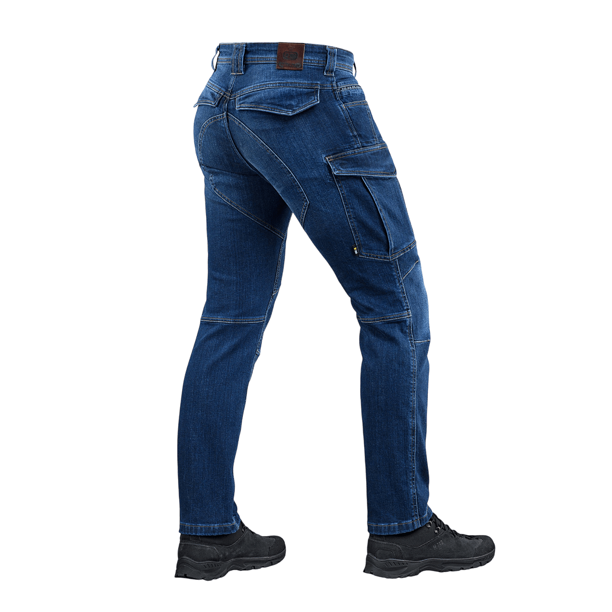 M-Tac Jeans Aggressor set bagfra med taktisk lommearrangement. Slidstærkt denimstoffer sikrer holdbarhed og komfort.