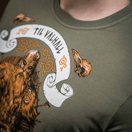 M-Tac T-shirt Viking med viking i kampudrustning og 'Til Valhall' påskrift, designet til at symbolisere kampgejst og værdier.