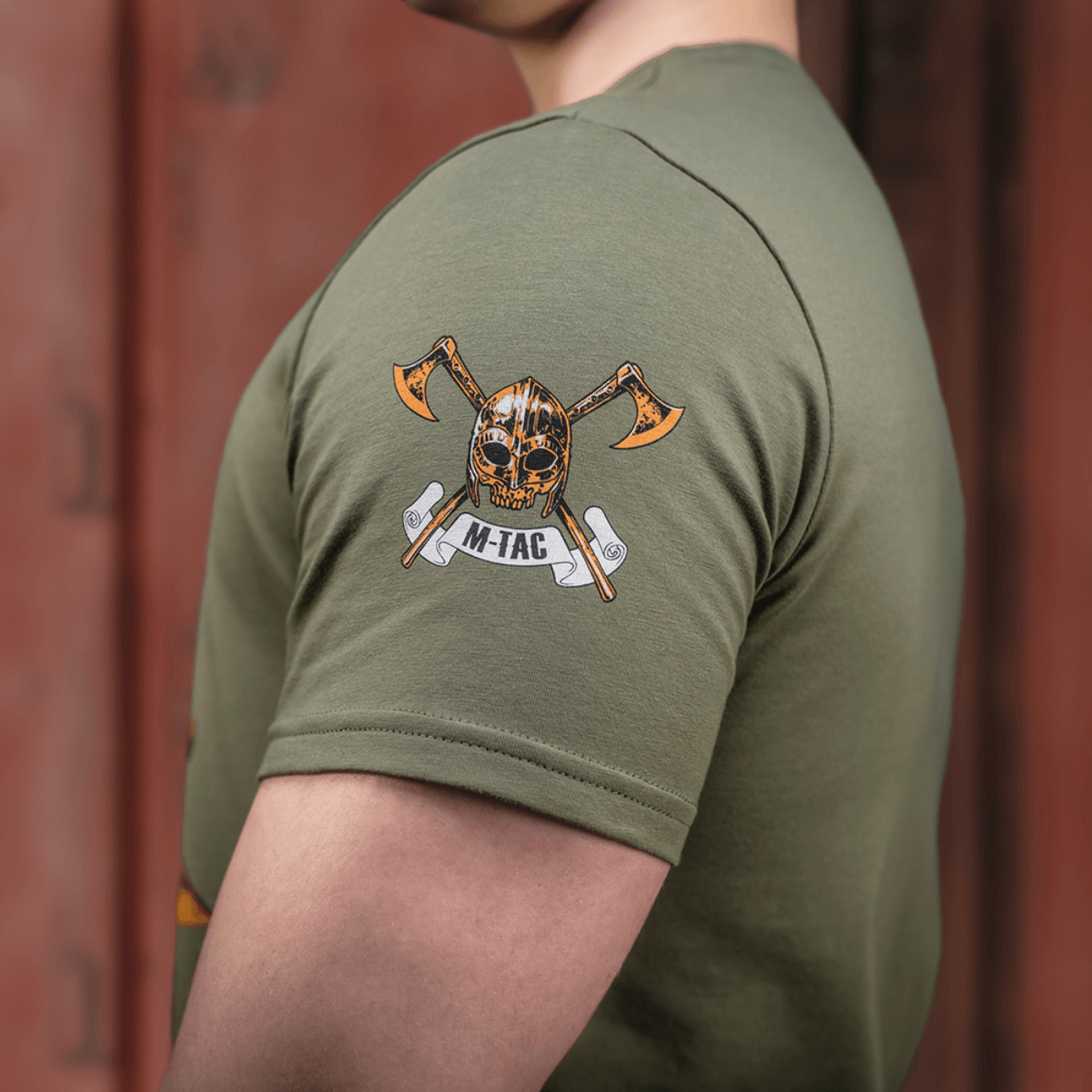 M-Tac T-shirt Viking med vikingemotiv og økser syet på ærmet, inspireret af nordisk krigerånd og mod. "Til Valhall" tema.