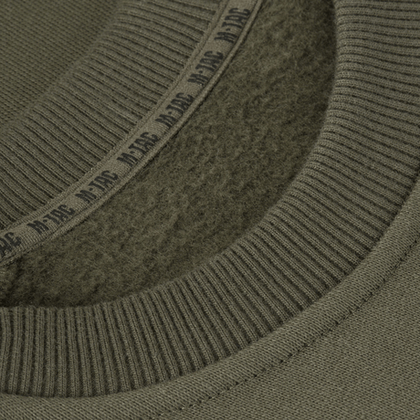 Detaljeret visning af halsudskæringen på M-Tac Sweatshirt Cotton Hard, med ribkanter og reflekterende logo.