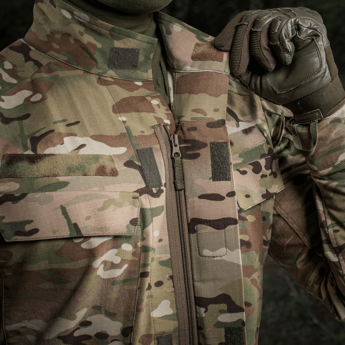 Detaljeret billede af M-Tac Jakke Sturm NYCO Extreme i Multicam-mønster, viser høj kvalitet materiale og lynlåse fra YKK.