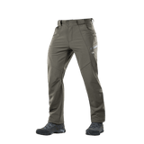 M-Tac Bukser Soft Shell Vinter i slidstærkt, vandafvisende polyester, perfekte til efterårs- og vinterbrug, vist på grøn baggrund.