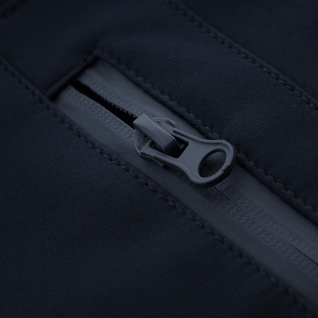 Nærbillede af lynlås på M-Tac Bukser Soft Shell Vinter, som viser slidstærk softshell og fleecefor.