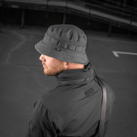 Mand iført M-Tac Panama Rip-Stop hat med semi-stiv skygge og ventilationshuller, set bagfra i udendørs miljø.