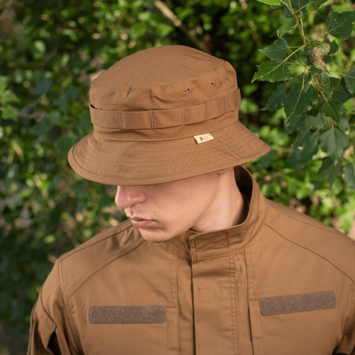 M-Tac Panama Rip-Stop army hat med semi-stiv skygge og ventilationshuller, ideel til camouflageudstyr, set udendørs.