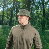 Mand iført M-Tac Panama Rip-Stop army-hat i skovmiljø, med semi-stiv skygge og ventilationshuller for åndbarhed.