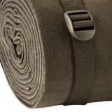 M-Tac Kompressionsrem i nylon, ideel til vandreture eller militærbrug, fastgjort rundt om et tæppe for ekstra udstyrshold.