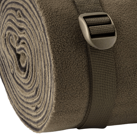 M-Tac Kompressionsrem i nylon, ideel til vandreture eller militærbrug, fastgjort rundt om et tæppe for ekstra udstyrshold.