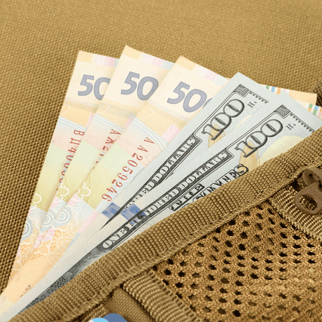 Penge opbevaret i M-Tac Pung Elite Gen.II lavet af slidstærkt Cordura 500D med YKK lynlås i brun farve.