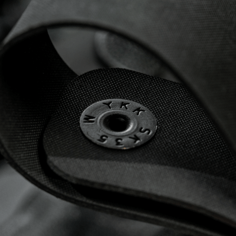 Nærbillede af M-Tac Sæt af 2 – Duty Belt Keepers med robust knapdesign til politibælte fastgørelse, taktisk og holdbar konstruktion.