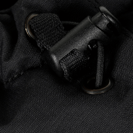 Nærbillede af M-Tac Alpha Gen.III Pro Vinterjakke med justerbar hætte og forstærket designdetalje i sort nylon.