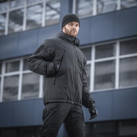M-Tac Alpha Gen.III Pro Vinterjakke i brug, mand iført vinterjakken på en kold dag udendørs, ideel til -20° C, vandtæt og holdbar.