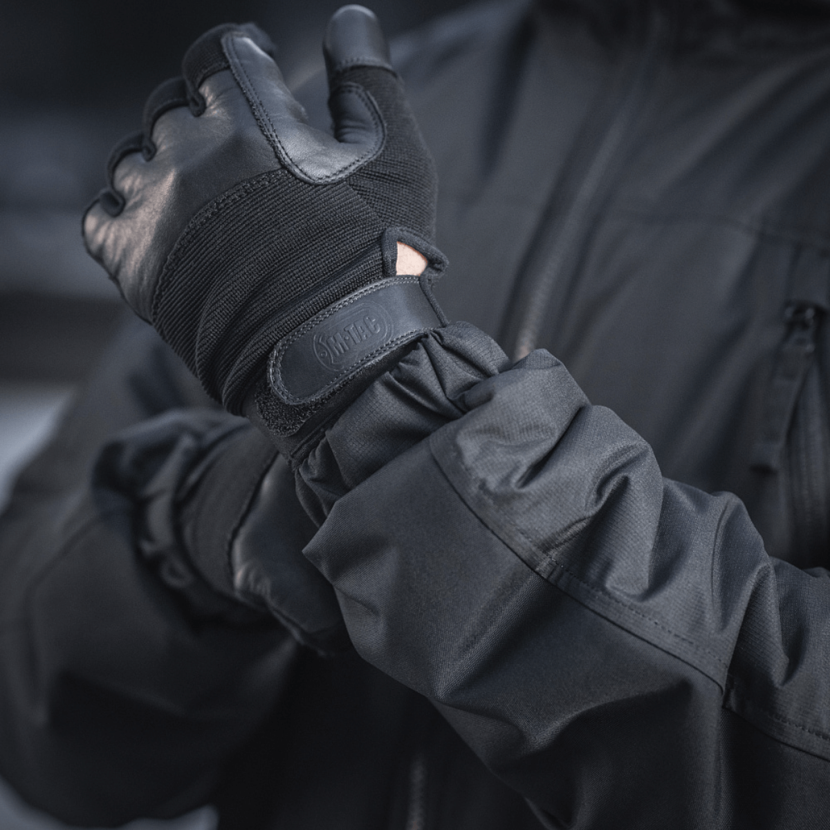 M-Tac Alpha Gen.III Pro Vinterjakke i brug med justerbare manchetter og forstærkede områder til koldt vejr komfort og holdbarhed.