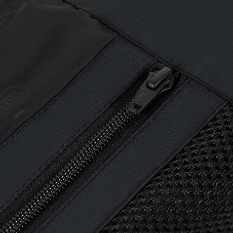 Nærbillede af lynlås på M-Tac Alpha Gen.III Pro Vinterjakke, fremhæver vandtæt nylon og holdbarhed. Perfekt til kolde temperaturer.