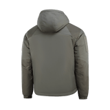 M-Tac Alpha Gen.III Pro Vinterjakke set bagfra, viser justerbar hætte og forstærkninger på albuerne, designet til komfort ved -20°C.