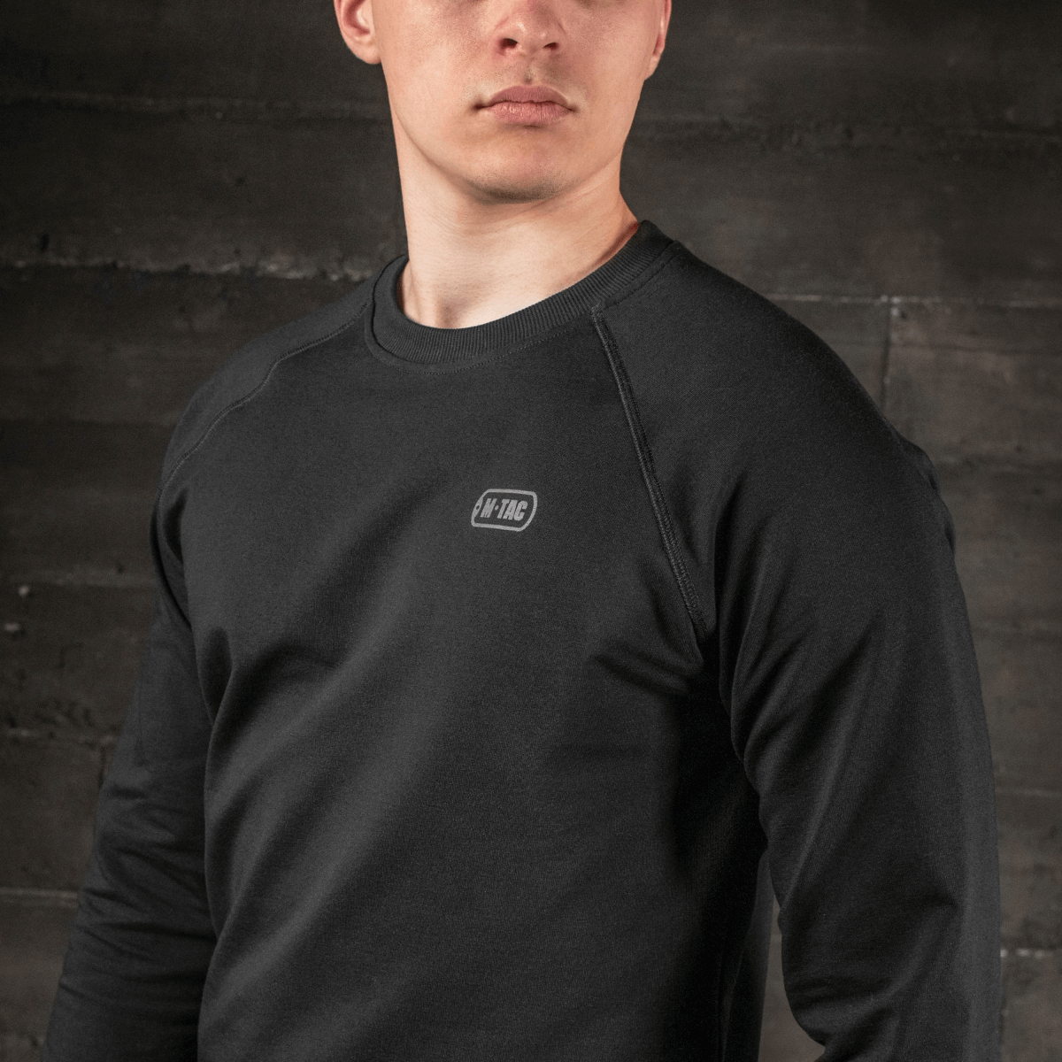 M-Tac Raglan Athlete sweatshirt i sort med raglanærmer, rund hals og logo.