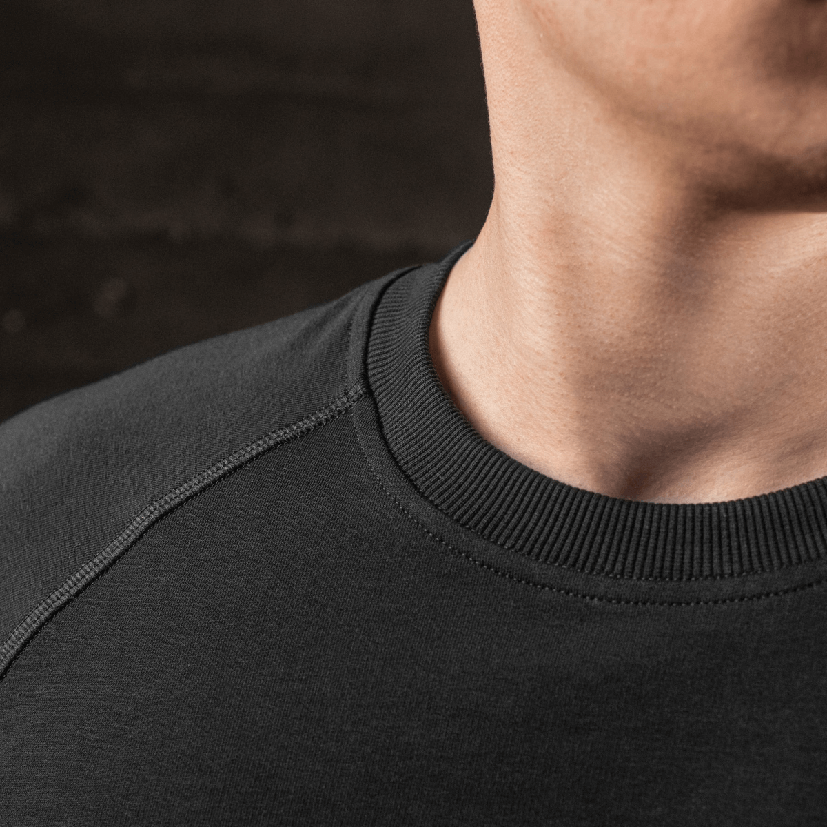 M-Tac Raglan Athlete sweatshirt med rund hals og raglanærmer, perfekt til sport og hverdag, vist i sort farve, nærbillede af krave.
