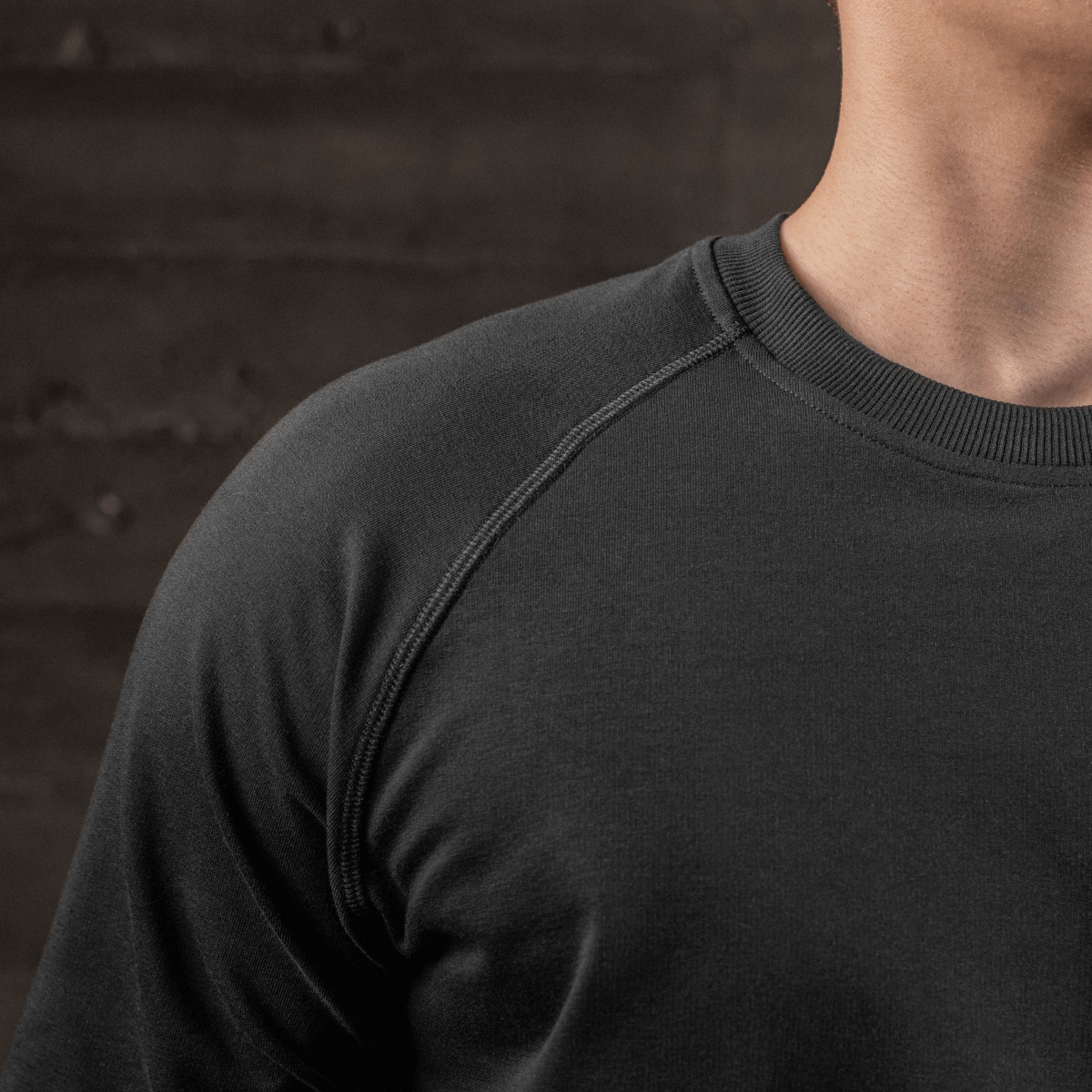 M-Tac Raglan Athlete sweatshirt med raglanærmer, rund hals, ideel til daglig brug og sport. Minimalistisk design i sort.