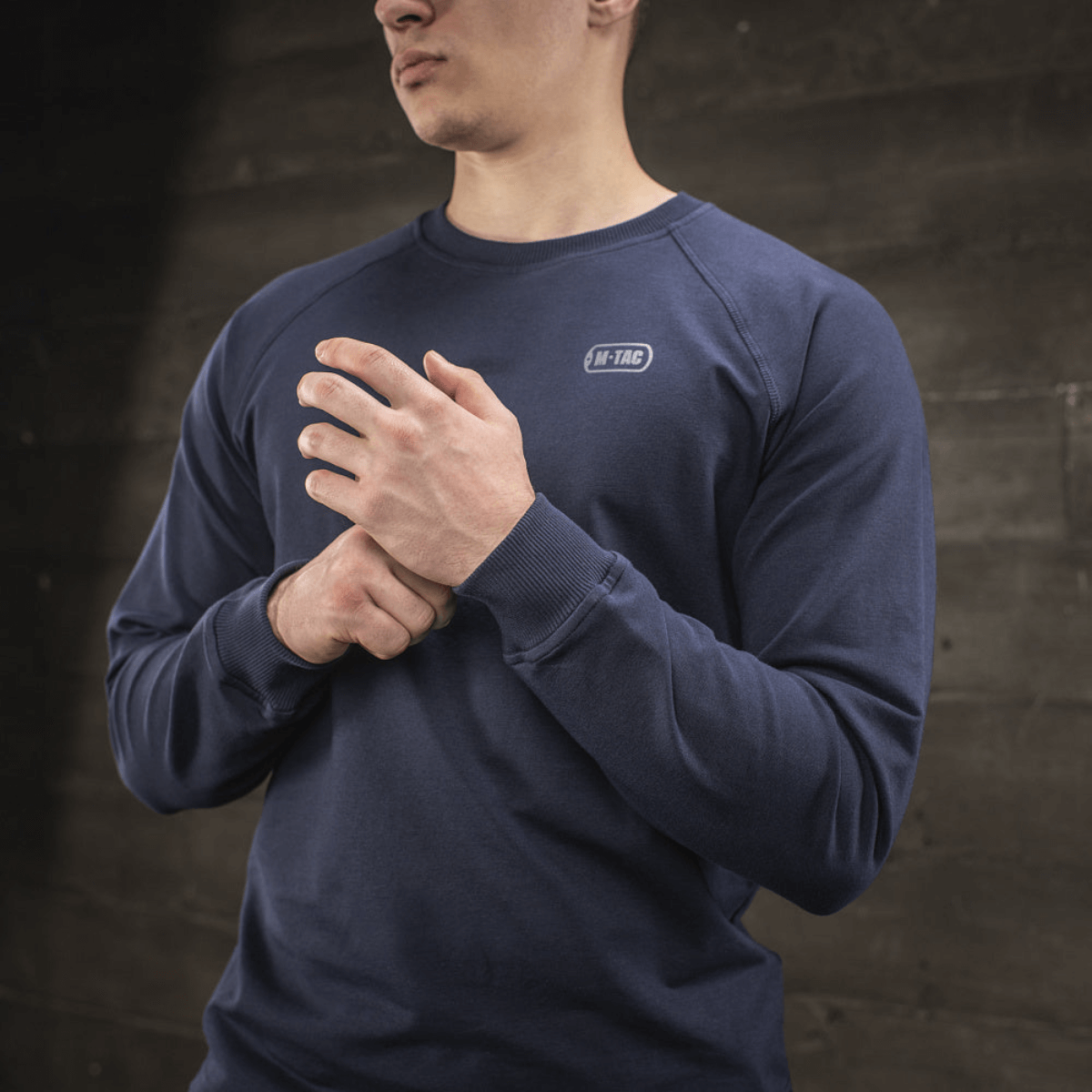 M-Tac Raglan Athlete sweatshirt med raglanærmer, båret af en mand. Perfekt til sport og hverdag. Materiale: 95% bomuld, 5% elastan.
