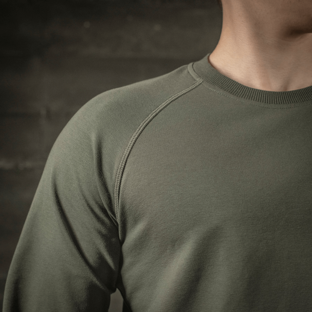 M-Tac Raglan Athlete sweatshirt med raglanærmer i olivenfarve, perfekt til sport og hverdag, lavet af bomuld og elastan.