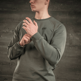 M-Tac Raglan Athlete sweatshirt i olivenfarve med raglanærmer, tilbyder bevægelsesfrihed til daglig brug og sport, set forfra.