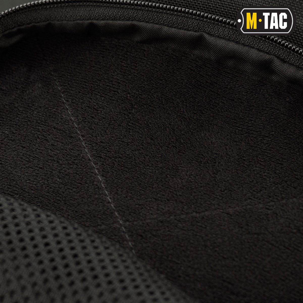 Nærbillede af indersiden af M-Tac Buckler Taske Elite i sort Cordura materiale med blød polstring. Fokus på taktisk opbevaring.