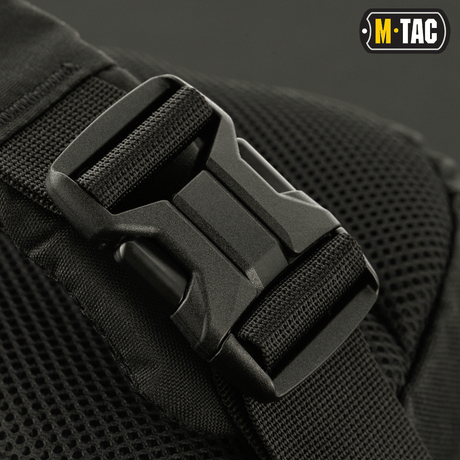 Detalje af M-Tac Buckler Taske Elite med sort spænde og MOLLE-system til ekstraudstyr, designet til taktisk brug og komfort.
