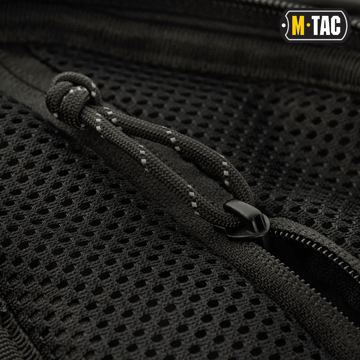 Nærbillede af lynlås og struktur på M-Tac Buckler Taske Elite i sort Cordura 500D materiale, viser detaljeret design.