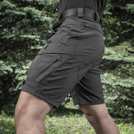 M-Tac Aggressor Summer Flex Shorts i brug i udendørs omgivelser, viser letvægts-taktisk design og funktionelle lommer.